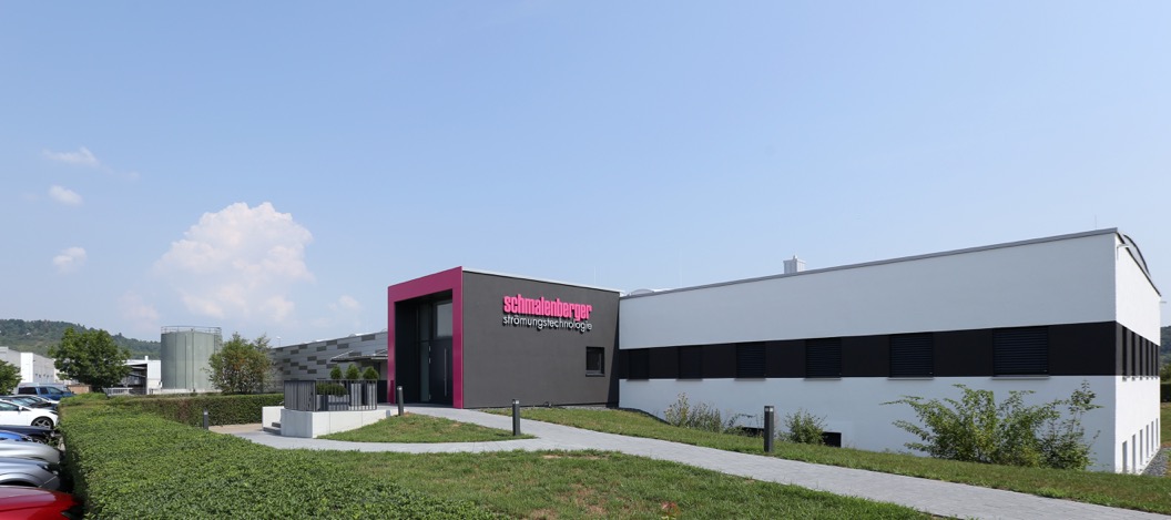  Sanierung Gewerbe Tübingen.  Im Tübinger Ortsteil Weilheim wurde ein, um 1970 aus Betonfertigelementen gefertigter, bestehender Industriebau umfassend saniert und umgebaut. Das Gebäude besteht aus einer umgebauten Produktionshalle mit Lichtsheds, einer neuen LKW-Ladestation, einem neuen Eingangsbereich und einem unterkellerten Bürogebäude, das ebenfalls in enger und äußerst produktiver Zusammenarbeit mit dem Bauherren, kernsaniert und dann nach neuesten Büroplanungsmaßstäben ausgestattet wurde.		   Das Produktionsgebäude liegt am Ortseingang. Die gut einsehbare Ostfassade besteht aus Alukassetten, die in CI (Corporate Identity) Farben der Pumpenproduzierenden Firma Schmalenberger in hellgrün und magenta gestaltet sind.  Der Umbau wurde von den bestehenden Mitarbeitern sehr gut angenommen und wird auch für zukünftige neue Mitarbeiter in weitestem Sinne „anziehend“ wirken.   